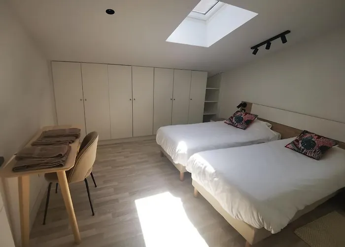 Toulouse, Bourse And Comfortable Family *